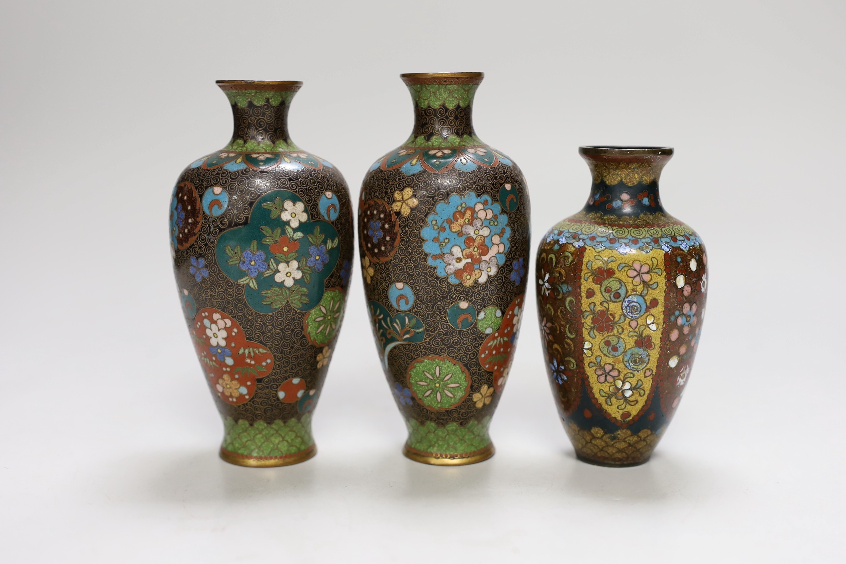 Three Japanese cloisonné enamel vases and two Imari dishes, 21cm long
